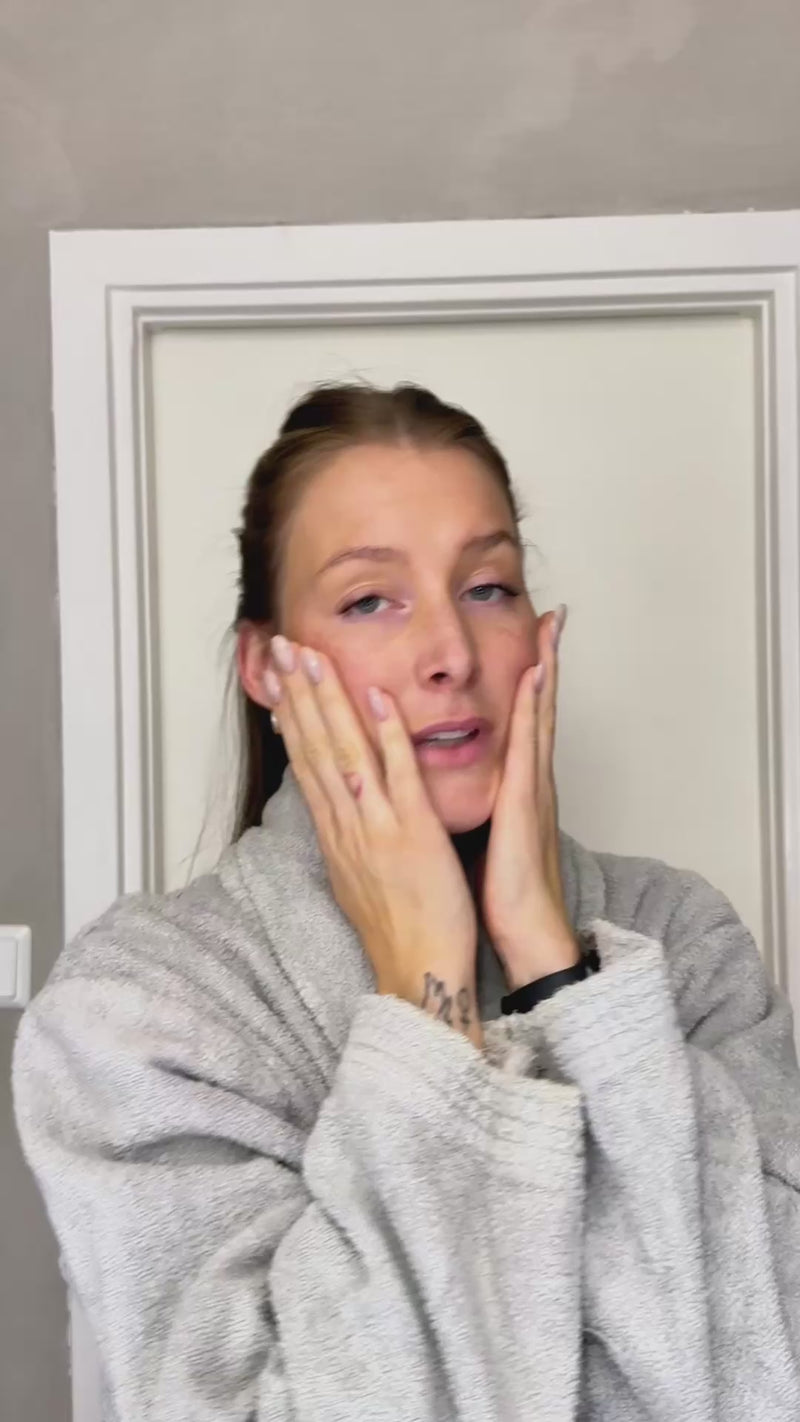 Kvinna som tipsar om kollagenmasker till upptagna mammor